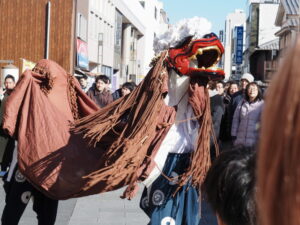 茜社 御頭神事の獅子舞（外宮参道 山田館前）