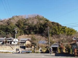 風呂屋敷跡付近の大日堂と安子の常夜灯（津市榊原町）