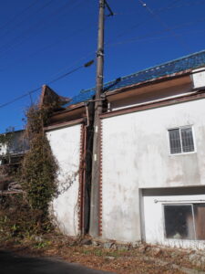 建物と一体化する電柱（津市榊原町）