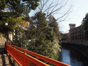 榊原川に架かる湯香里橋