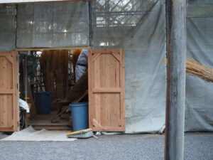 萱葺き屋根の葺き替え工事が進められる御塩焼所（御塩殿神社）