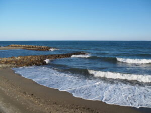 重浪帰する二見浦海岸