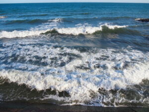 重浪帰する二見浦海岸