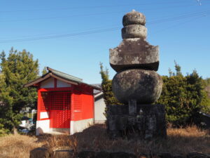 清丸稲荷神社（楠部町）と大五輪の五輪塔