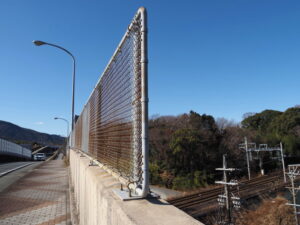 伊勢自動車の側道（近鉄鳥羽線を越える高架）