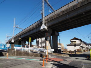 近鉄鳥羽線の高架下（勢田川に架かる瀧浪橋付近）