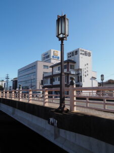 勢田川に架かる錦水橋の街灯