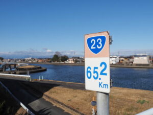 国道23号 65.2kmポスト付近にて勢田川の上流側