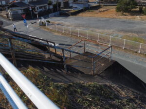 勢田川橋南詰付近の階段