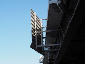 通町ICの破損した交通案内板