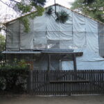 萱の葺き替え工事が続く御塩焼所（御塩殿神社）