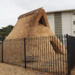 茅の葺き替えを終えた竪穴住居（隠岡遺跡）