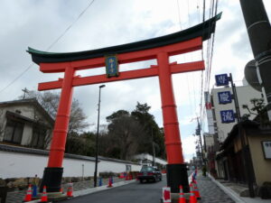 大手筋通りに建つ御香宮神社大鳥居