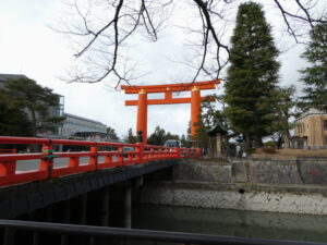 神宮道に建つ 平安神宮の大鳥居