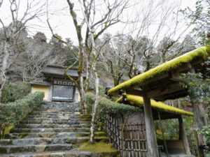 山門と茶室への入口（寂光院）