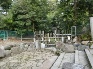 元糺の池に建つ三柱鳥居（木嶋坐天照御魂神社）