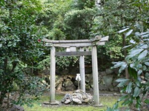 元糺の池に建つ三柱鳥居（木嶋坐天照御魂神社）