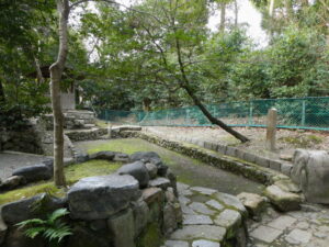 今は水が無い泉水（木嶋坐天照御魂神社）