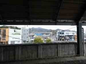 JR花園駅にて