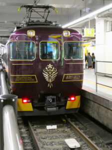 近鉄の観光特急「あをによし」（近鉄 京都駅にて）