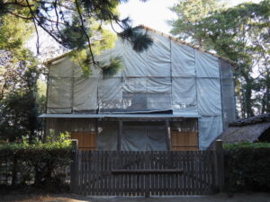 今も簀屋根で覆われた御塩焼所（御塩殿神社）