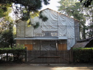 簀屋根で覆われている御塩焼所（御塩殿神社）