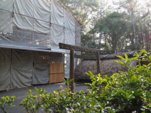 簀屋根で覆われている御塩焼所（御塩殿神社）