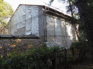 簀屋根で覆われている御塩焼所（御塩殿神社）