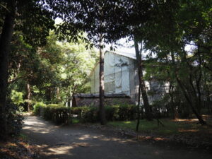 今朝も簀屋根が残っていた御塩焼所（御塩殿神社）