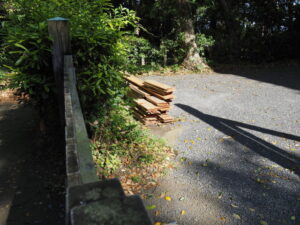 御塩焼所の前に残された木材（御塩殿神社）
