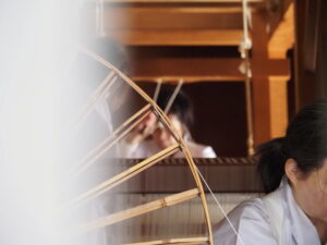 和妙（絹）の奉織（神服織機殿神社 八尋殿）