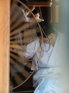 和妙（絹）の奉織（神服織機殿神社 八尋殿）