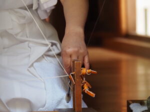 和妙（絹）の奉織（神服織機殿神社 八尋殿）