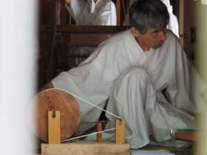 荒妙（麻）の奉織（神麻続機殿神社 八尋殿）