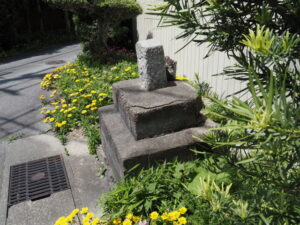 六根で見かけた隠れ山神（松阪市六根町）