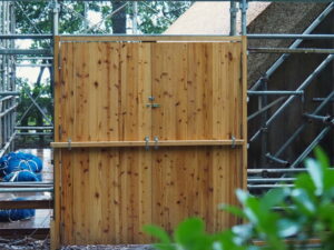 簀屋根が取り外された御塩焼所（御塩殿神社）