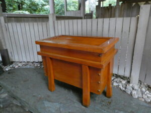 ペンキ塗りたての賽銭箱（河邊七種神社）