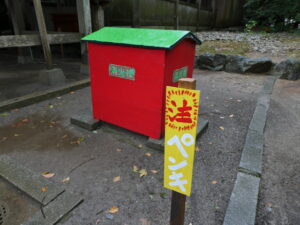 ペンキ塗りたての消火栓（河邊七種神社）