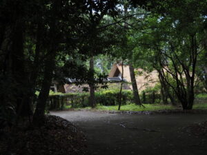 簀屋根の足場も撤去された御塩焼所（御塩殿神社）