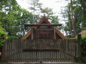 簀屋根の足場も撤去された御塩焼所（御塩殿神社）