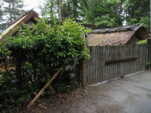 補強されていた御塩焼所への扉支柱（御塩殿神社）