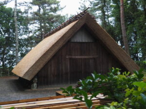 簀屋根の足場も撤去された御塩焼所（御塩殿神社）