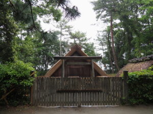 簀屋根の足場も撤去された御塩焼所（御塩殿神社）