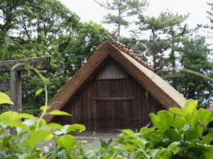 萱葺き屋根が新しい御塩焼所（御塩殿神社）