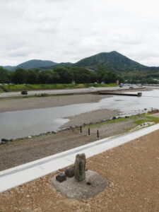 御側橋の左岸から望む五十鈴川の対岸