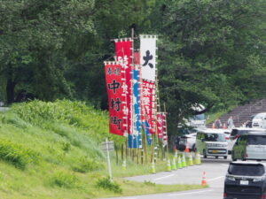 五十鈴川に立てられた奉曳団の幟旗