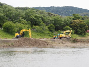 土砂が浚渫される五十鈴川
