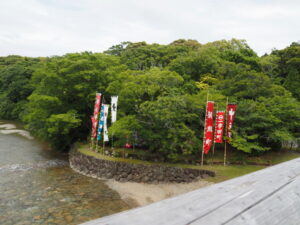 五十鈴川に立てられた奉曳団の幟旗