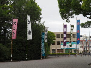 表参道口の立てられた奉曳団の幟旗（外宮）