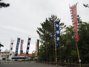 表参道口の立てられた奉曳団の幟旗（外宮）